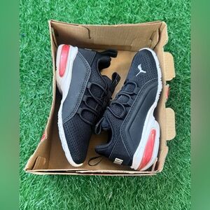 Puma Kids Axelion Black Sneakers with Silver‎ Logo Size 8C